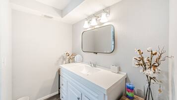 Douche, serviettes fournies, savon, shampoing