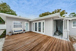 Terrace/patio - Beautiful, Quaint, and Charming 1 Bedroom Private Suite with Fenced Backyard!  (Clearwater)