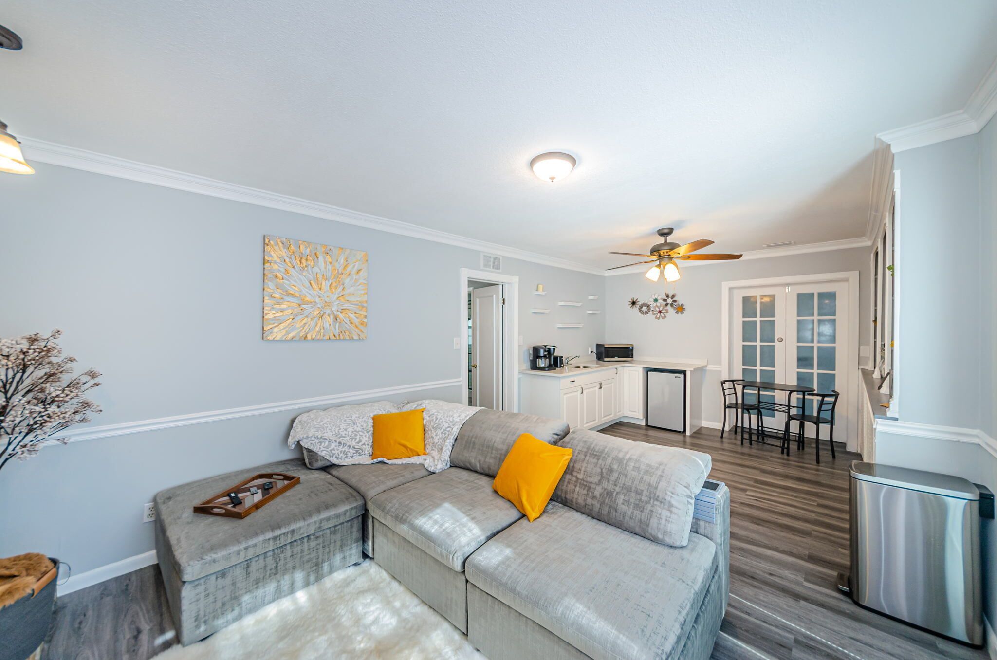 Una Smart TV, una chimenea