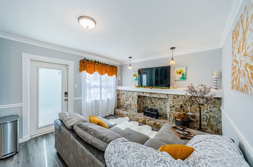 Beautiful, Quaint, and Charming 1 Bedroom Private Suite with Fenced Backyard! 