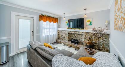 Beautiful, Quaint, and Charming 1 Bedroom Private Suite with Fenced Backyard!