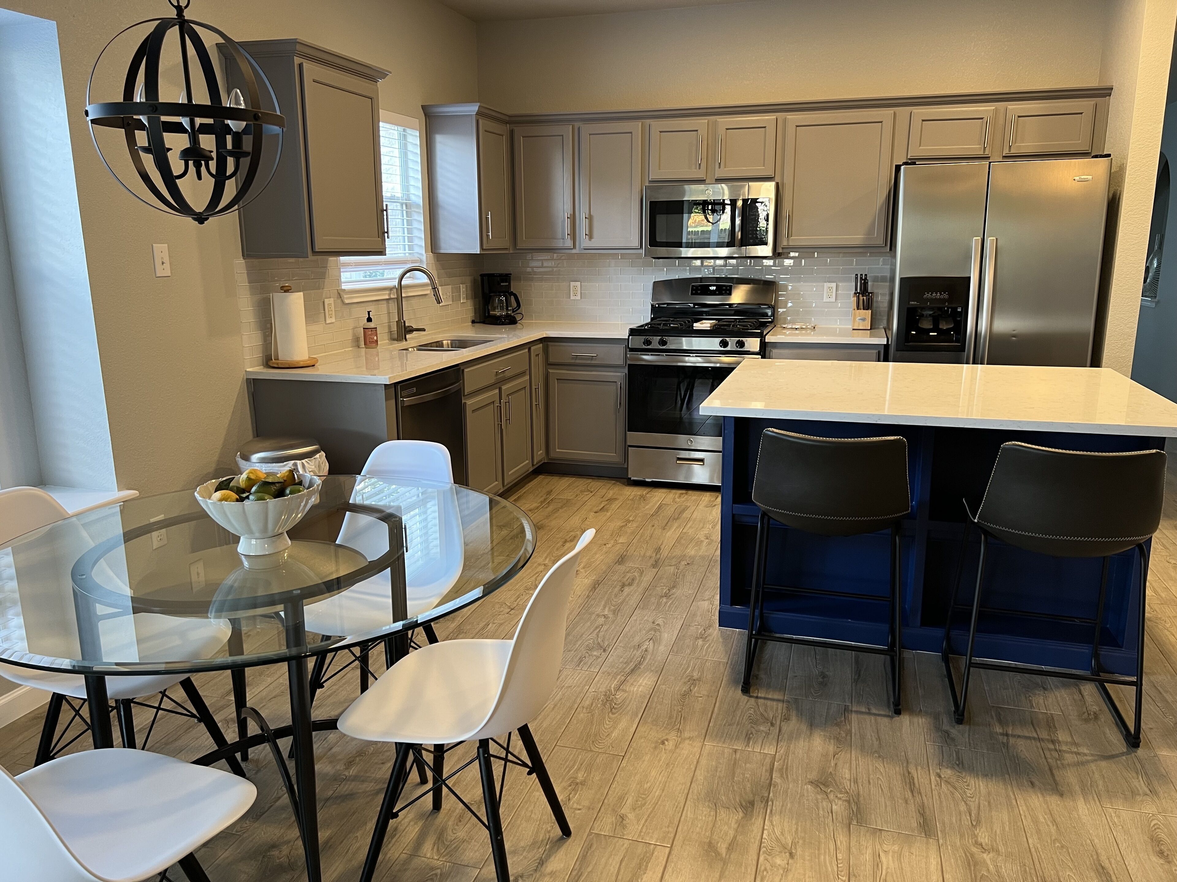 Refrigerador, microondas, horno y parrilla de estufa 