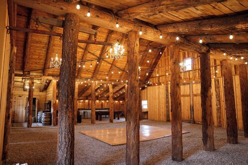 Colorado Mountain Wedding Retreat - Celebrate, eat, sleep in one spot! Pets OK.