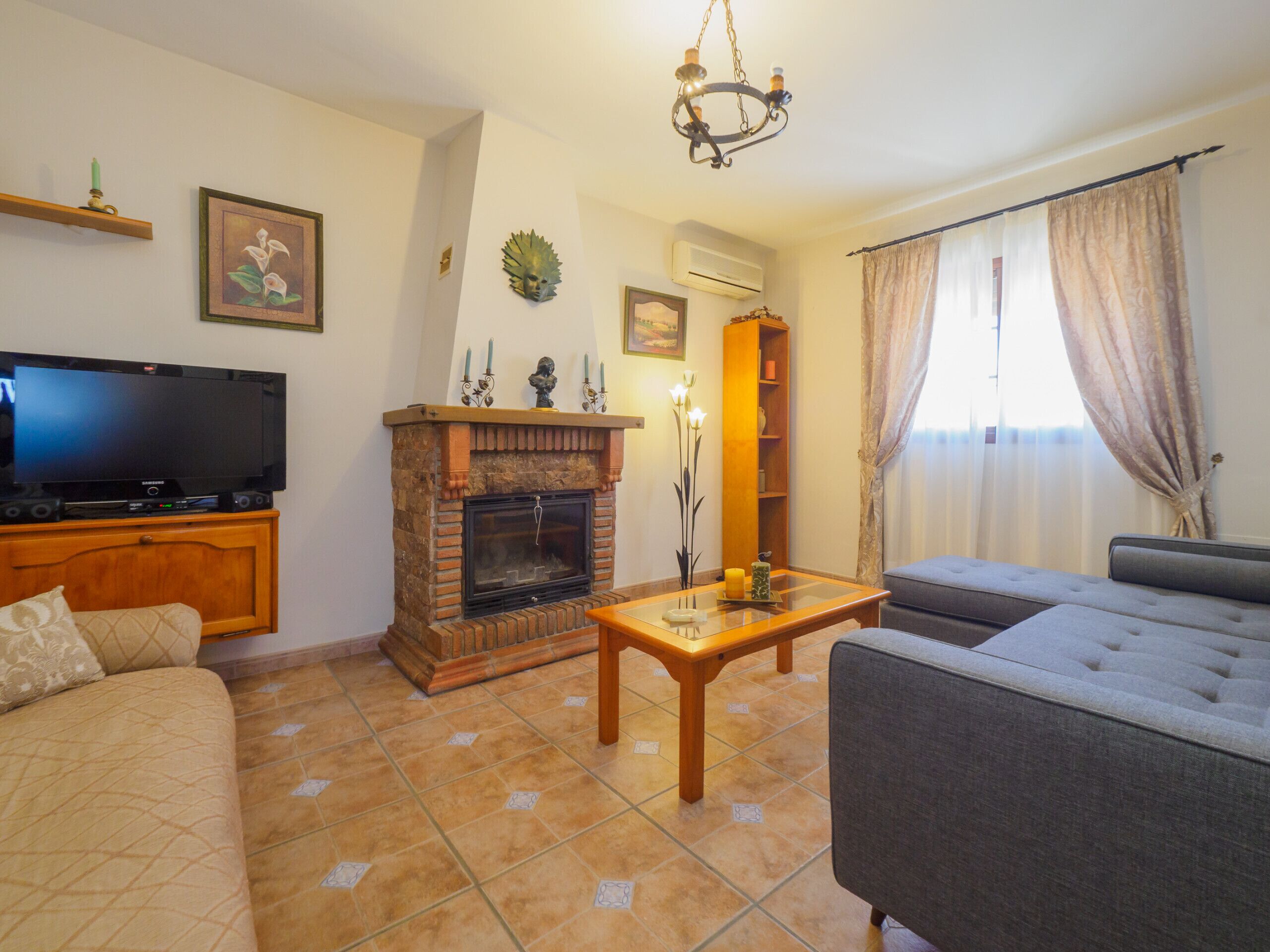 Télévision, cheminée