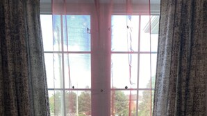 Unclassified image, 4 of 11, button - Bright and Spacious room (Brampton)