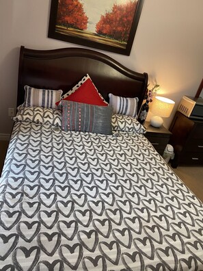 Blackout drapes, iron/ironing board, free WiFi - Bright and Spacious room (Brampton)