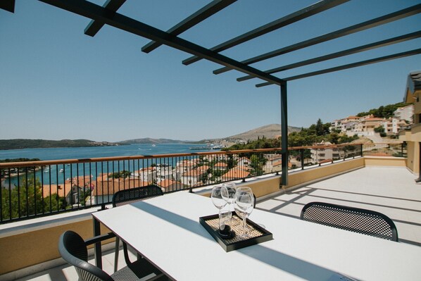 Outdoor dining - Oleander Urban Suites, fully equipped 3-room apt (Trogir)