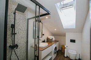 Shower, hair dryer, towels, soap - Oleander Urban Suites, fully equipped 3-room apt (Trogir)