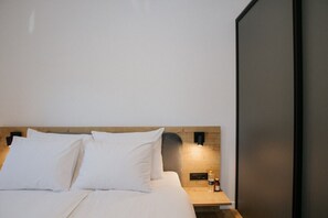 1 غرفة نوم ومكتب ومكواة/لوح كي وسرير سفر