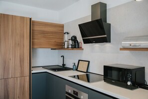 ثلاجة، ميكروويف، فرن، موقد طهي مسطح