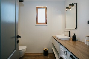 Dusch, hårtork, handdukar och tvål