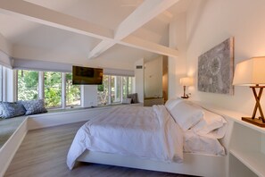 3 bedrooms, in-room safe, iron/ironing board, travel crib