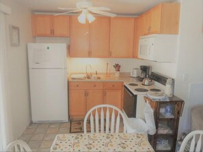 House, 2 Queen Beds (Sea Breeze) | Private kitchen | Oven, dining tables - Sea Breeze - W007 (Wells)