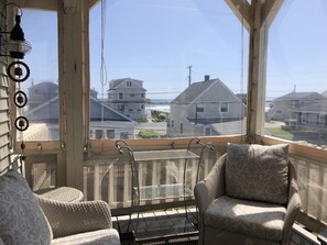 บ้านพัก, เตียงควีนไซส์ 1 เตียง และโซฟาเบด (Seascapes) | ระเบียง