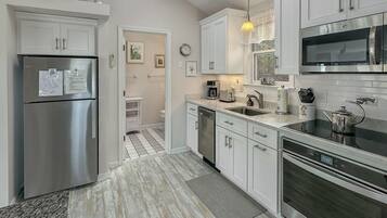 Condo, 1 Katil Ratu (Queen) dengan Katil Sofa (Perkins Cove Gem) | Dapur peribadi | Ketuhar