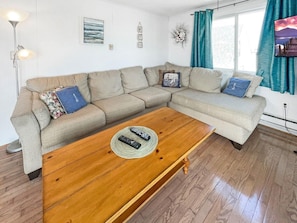 Condo, varias camas (Sweet Serenity) | Área de sala de estar