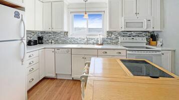 Condo, Multiple Beds (Sweet Serenity) | Private kitchen | Oven