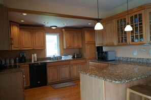 Private kitchen - Short Sands View (York Beach)