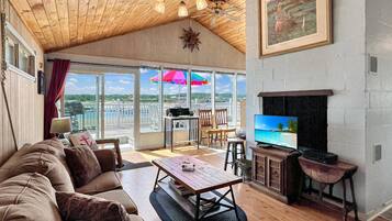 House, 1 Queen Bed with Sofa bed (Twin Sails) | Living room