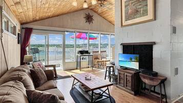 House, 1 Queen Bed with Sofa bed (Twin Sails) | Living area