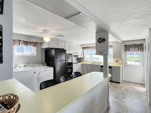 House, 1 King Bed with Sofa bed (Sweet Dreams) | Private kitchen | Oven