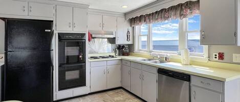 House, 1 King Bed with Sofa bed (Sweet Dreams) | Private kitchen