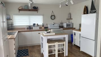 Jääkaappi, mikroaaltouuni, uuni, liesi