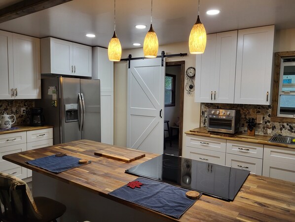 Kjøleskap, ovn, kokeplater og oppvaskmaskin