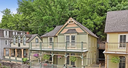 Downtown House w/Parking! On Spring St, Sleeps 8!