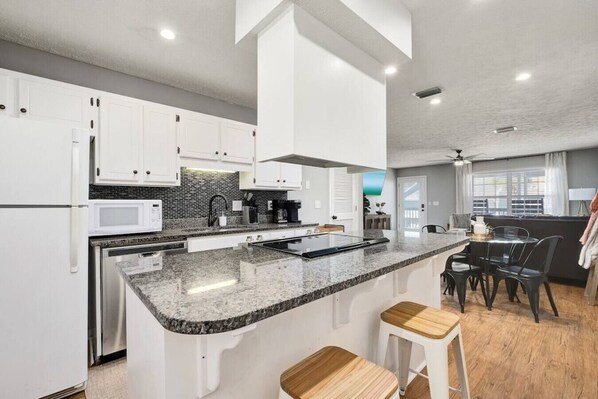 Kühlschrank, Mikrowelle, Ofen, Herdplatte