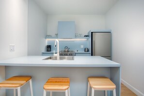 Apartamento | Cozinha privada | Geladeira, micro-ondas, fogão, cooktop
