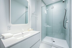 Douche, douche à « effet pluie », articles de toilette gratuits