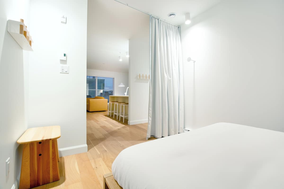 Queen-bed loft - SF403 | 2 bedrooms, blackout curtains, soundproofing, iron/ironing board