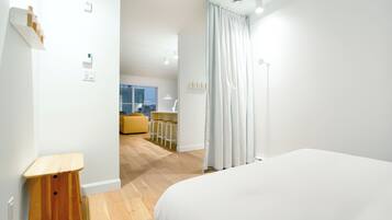 Queen-bed loft - SF403 | 2 bedrooms, blackout curtains, soundproofing, iron/ironing board