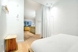 Loft | Cortinas blackout, insonorización y tabla de planchar con plancha