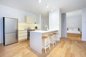 Loft | Cocina privada | Refrigerador, microondas, horno y parrilla de estufa