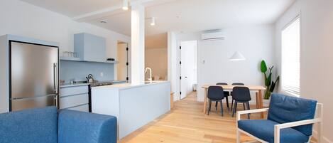 Un espacio moderno para vivir con cocina, comedor y zona de estar.