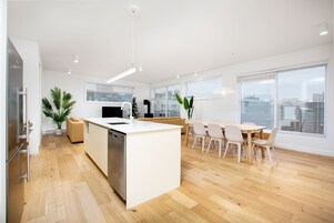 顶层房 | 起居区 | 45-英寸纯平电视 （配备数码频道）、电视