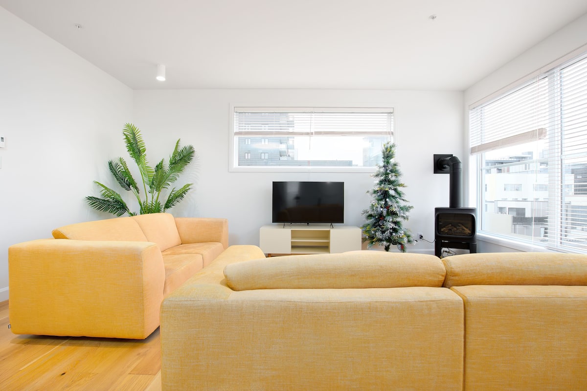 Loftsleilighet | Oppholdsområde | En 45-tommers Flatskjerm-TV med digitale kanaler samt TV