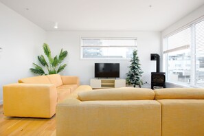 Apartment with private spa and terrace - 3 king bedrooms, 3 bathrooms | Living area | 45-inch flat-screen TV with digital channels, TV