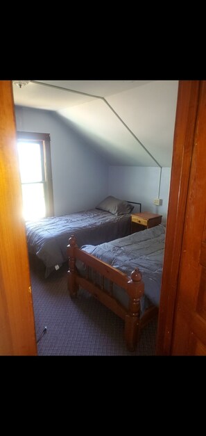 4 bedrooms, desk, free WiFi, bed sheets