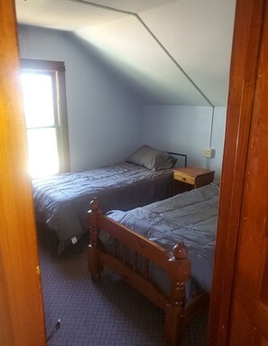 4 bedrooms, desk, free WiFi, bed sheets