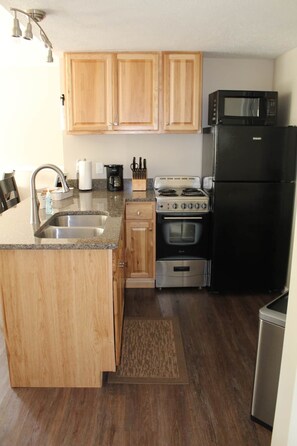 Refrigerador, microondas, horno y parrilla de estufa 