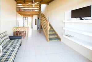 Deluxe Duplex | Living area | 24-inch TV with digital channels - Pousada Moradas do Sol Nascente (Passo de Torres)