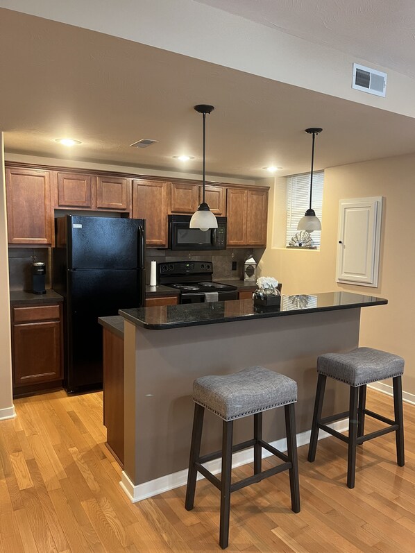 Jääkaappi, mikroaaltouuni, uuni, liesi