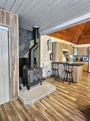 Fridge, microwave, oven, stovetop - Alison The Little Getaway with A Private Hot Tub (Rivière-Rouge)