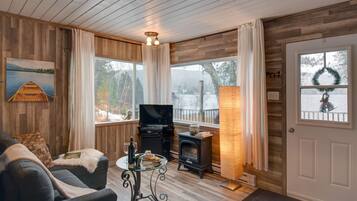 Smart TV, fireplace, books, stereo