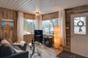 Smart TV, fireplace, books, stereo - Alison The Little Getaway with A Private Hot Tub (Rivière-Rouge)