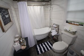 Bathtub, toilet paper