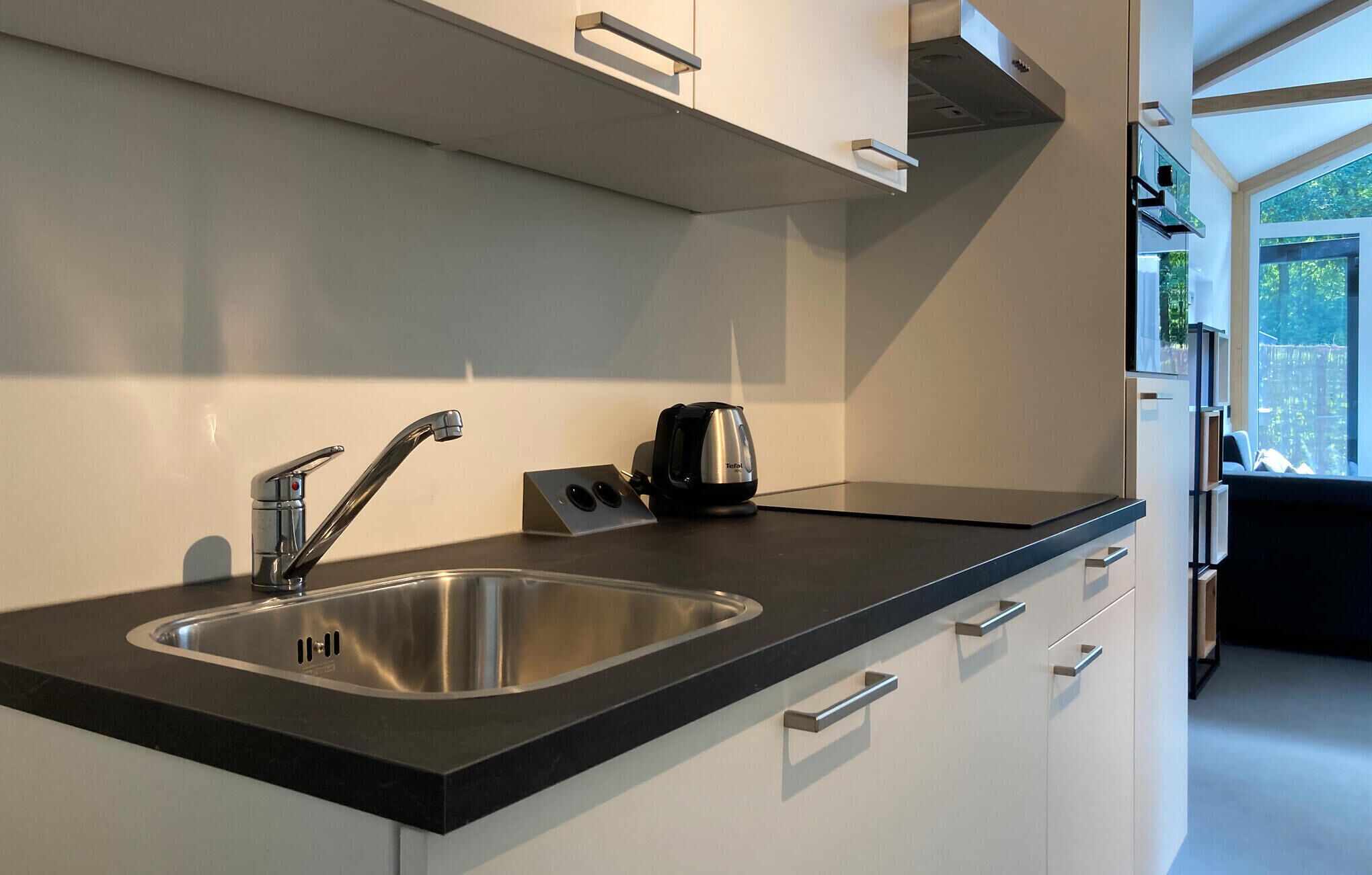 Een koelkast, een kookplaat, een vaatwasser